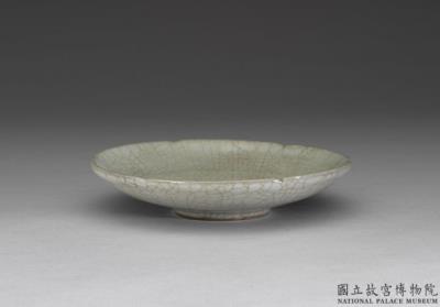 图片[2]-Dish with hibiscus-shaped rim in celadon glaze, Ge ware, Southern Song to Yuan dynasty-China Archive